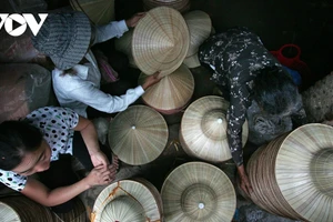 Selon les aînés du village de Chuong, le métier de la confection de chapeaux coniques remonterait à plus de 300 ans, mais personne ne sait réellement quelle en est l’origine. Photo : VOV.