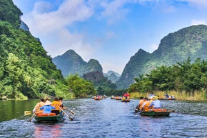 Des visiteurs découvrent la beauté naturelle en barque, dans le cadre d’un tourisme durable et respectueux de l’environnement. Photo d'illustration/Vietjetair.