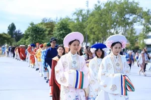 Défilé de costumes vietnamiens sur la place Glotin, à Lorient. Photo : Comité d'organisation.