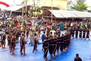 La troupe de gongs de la commune d’Ia Krel interprète une danse rituelle en l’honneur de la nouvelle récolte. Photo : baovanhoa.