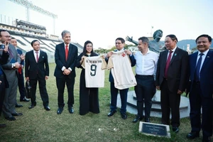 Le Premier ministre vietnamien Pham Minh Chinh et son épouse reçoivent un maillot officiel du club Vasco da Gama. Photo : VNA.