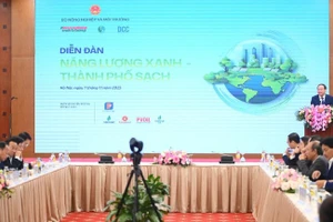 Vue d’ensemble du forum « Énergie verte – villes propres » organisé par le ministère de l’Agriculture et de l’Environnement. Photo : nhandan.vn