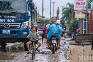 La vie reprend après les inondations dans un village au bord de la rivière Ba Ha