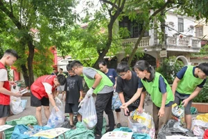 À Hanoï, les membres du groupe Tagom guident les habitants dans le tri des déchets. Photo : NDEL.