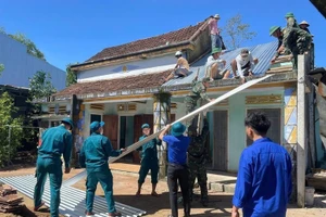 La force de choc de la commune de Tay Ho (Da Nang) aide les gens à réparer les maisons dont les toits sont endommagés. Photo : VGP.