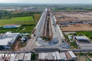 Route menant au parc industriel VSIP Can Tho à l'intersection avec la route nationale 80. Photo : VNA.