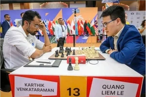 Le grand maître vietnamien Lê Quang Liêm tient tête à l’Indien Karthik Venkataraman lors de la première rencontre de la 4e ronde de la Coupe du monde d’échecs FIDE. Photo : FIDE.