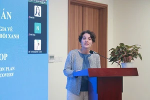 Mme Francesca Nardini, représentante résidente adjointe du PNUD au Vietnam, prend la parole lors de l’événement. Photo : Baodautu.