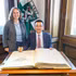 La maire Elke Kahr et l’ambassadeur Vu Le Thai Hoang signent le livre d’or de la ville de Graz.