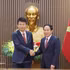 Le vice-Premier ministre Le Tien Chau (droite) et le professeur Hongbin Cai, doyen de la Faculté de commerce de l’Université de Hong Kong (Chine). Photo : VNA.