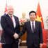 Le vice-ministre des Affaires étrangères Nguyen Manh Cuong (droite) et son homologue néo-zélandais Grahame Morton. Photo : VNA.