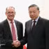 Le haut dirigeant To Lam (droite) et Robert Thomson, vice-président exécutif et responsable mondial des relations gouvernementales de Visa. Photo : VNA.