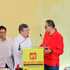 Un représentant du Parti du travail du Mexique (PT) félicite l’ambassadeur Nguyen Van Hai pour son discours. Photo : Ambassade du Vietnam au Mexique.