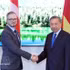 Le secrétaire général du Parti communiste du Vietnam et président de la République, To Lam (droite) et le secrétaire général du Parti communiste du Canada, Drew Garvie. Photo : VNA.