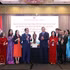 Le secrétaire général et président To Lam offre une statue du Président Hô Chi Minh à l'ambassade et à la communauté vietnamienne du Canada. Photo : VNA.