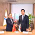 Le président du Comité populaire de Hanoï, Vu Dai Thang (gauche) et le maire de Séoul, Oh Se Hoon. Photo : VNA.
