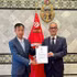 L’ambassadeur Nguyen Nam Duong remet la copie de ses lettres de créance au secrétaire d’État auprès du ministre tunisien des Affaires étrangères, Mohamed Ben Ayed. (Source : Ambassade du Vietnam en Égypte)