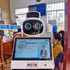 Au Centre des services administratifs publics de la commune de Lai Hoa, les citoyens sont accueillis par un robot réceptionniste intelligent. Photo : VNA.