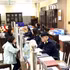 Des citoyens et des entreprises procèdent aux formalités administratives au Service des impôts de la région IV, à Hung Yen. Photo : VNA.