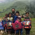 L'ancien ambassadeur du Panama, Servio S. Samudio, pose pour une photo avec des enfants des régions montagneuses du Vietnam. Photo fournie par l’intéressé.