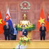 Le Premier ministre vietnamien Le Minh Hung et son homologue slovaque Robert Fico à la signature d'un protocole d'accord entre la Commission des normes, de la métrologie et de la qualité du Vietnam (STAMEQ) et l'Office slovaque des normes, de la métrologie et des essais (UNMS). Photo : VNA.