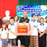 Le représentant du Commandement militaire de la province de Quang Tri offre des cadeaux de la Fête de la Mi-Automne aux élèves de l’École spécialisée de Dong Hoi. (Photo : HG)