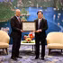 Un représentant de Quang Ninh offre à la délégation du Parti du Travail du Mexique un tableau sur la baie d'Ha Long. Photo : VNA.