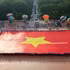 Le grand drapeau mesure 2 025 m² (60 m de long sur 33,75 m de large) et pèse environ 320 kg. Photo : VNA.