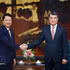 Le Premier ministre vietnamien Le Minh Hung (à droite) reçoit le ministre cambodgien de l'Inspection, Sok Soken. Photo : VNA.