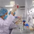 Des chercheurs de l’Institut des vaccins et des produits biologiques médicaux, relevant du ministère de la Santé, mènent des recherches et procèdent au contrôle des vaccins. Photo : VNA.