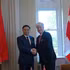 Le ministre de l’Industrie et du Commerce, Le Manh Hung (à gauche), et le ministre canadien de l’Énergie et des Ressources naturelles, Tim Hodgson, se serrent la main avant leur entretien à Ottawa. Photo : VNA.