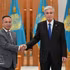 L’ambassadeur du Vietnam au Kazakhstan, Nguyen Thanh Le (à gauche), a remis ses lettres de créance au président Kassym-Jomart Tokayev. Photo : VNA.