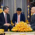 Le Premier ministre vietnamien Le Minh Hung (à gauche) rend une visite de courtoisie au roi du Cambodge, Norodom Sihamoni (à droite). Photo : VNA.