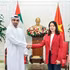 Nguyen Minh Hang et Omran Sharaf échangent sur les mesures destinées à approfondir les relations entre le Vietnam et les EAU. Photo : baoquocte.vn.
