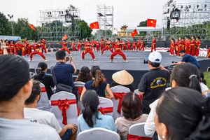  Des visiteurs étrangers suivent avec beaucoup d’intérêt les démonstrations d’arts martiaux sur scène. Photo: vnexpress.net