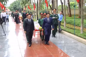 Le vice-président de l’Assemblée nationale, le général d’armée Nguyen Doan Anh, et le secrétaire du Comité provincial du Parti de Dak Lak, Luong Nguyen Minh Triet, accompagnent les martyrs vers leur dernière demeure.