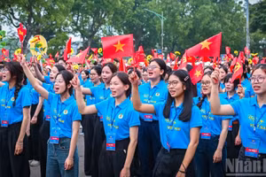 Un millier de syndiqués et de travailleurs exemplaires venus de tout le pays se sont réunis au point de rassemblement, à l’entrée du parc Thong Nhat, rue Tran Nhan Tong, dans le quartier de Cua Nam (Hanoï), pour se préparer au défilé.