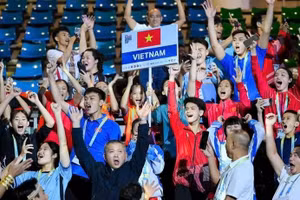 L’équipe nationale de kickboxing du Vietnam célèbre ses performances impressionnantes. Photo : nhandan.vn