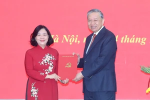 Le secrétaire général To Lam a remis officiellement la décision du Bureau politique nommant. Photo: nhandan.vn