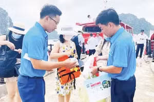 Les visiteurs se rendant sur l’île de Cô Tô sont encouragés à utiliser des sacs écologiques en remplacement des sacs en nylon et en plastique. Photo : nhandan.vn
