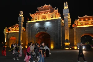 Les représentants des entreprises de voyage et les visiteurs ont été enchantés de pouvoir découvrir le sanctuaire de Hùng dans l’atmosphère nocturne. Photo : nhandan.vn