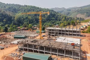 À peine après 8 heures du matin, sur le chantier de l’école inter-niveaux (primaire–collège) de la commune de Thượng Trạch, une chaleur accablante et un soleil éblouissant enveloppent déjà l’ensemble du site. Photo : baovanhoa.vn