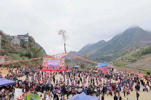 La fête Gau Tao est préservée et transmise de génération en génération, devenant un espace de vie culturelle communautaire qui contribue à renforcer les liens entre villages et à consolider la grande union des ethnies présentes dans la commune. Photo: hanoimoi.vn