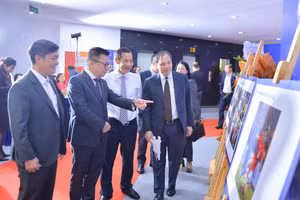 Les photographies de presse distinguées lors de l’exposition organisée en marge de la cérémonie de remise des prix « Instant de Journalisme 2025 ». Photo: vnbusiness.vn