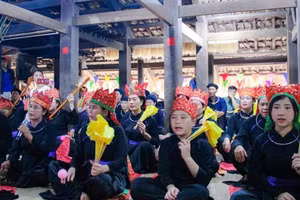 Le rituel « accueillir et initier le con tràng » du peuple Tày. Photo : VOV.