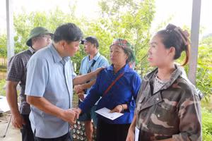 Le vice-ministre Nguyen Hoang Hiep rend visite et offre des cadeaux aux habitants de la commune de Mường Than, province de Lai Chau, qui ont perdu tous leurs biens et leurs maisons à la suite des crues torrentielles et des coulées de boue. Photo : Quy Trung - VNA
