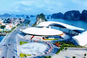 Modèle de développement urbain moderne associé à la protection du milieu marin à Ha Long, dans la province de Quang Ninh. (Photo : MOI TRUONG)