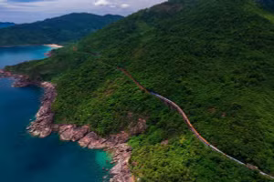 Le train reliant Hue à Da Nang franchit le col de Hai Van en longeant les flancs de la montagne, avec la mer d'un côté. Photo: vnexpress.net