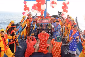 Les pêcheurs participent à la fête dans l’espoir de conditions climatiques favorables et de saisons de pêche abondantes. Photo : VNA.