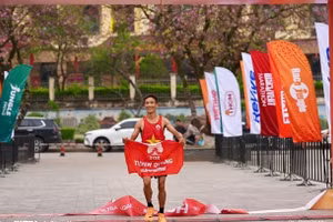 Trân Tu Pháp célèbre sa victoire au Hà Giang Discovery Marathon 2026, le 5 avril, dans la province de Tuyên Quang. Photos : Race Jungle